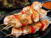 Курячий шашлик на шпажках у духовці