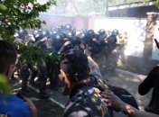 Возле дома Левочкина произошла потасовка между активистами и полицией
