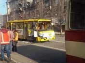 В центре Мариуполя автобус столкнулся с тролейбусом