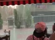 На Львов обрушился внезапный ураган с ливнем: ветром сдувает террасы, а в ресторанах нет света (видео)