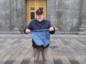 Режиссер с украинскими корнями задержан в Москве за пару минут пикета с синими трусами (фото, видео)
