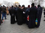 На території Києво-Печерської лаври зібралися священники і віряни