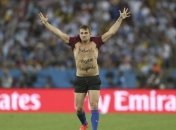 ЧМ-2014. Очередной болельщик на поле