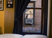 Жизнь парижан и ньюйоркцев, снятая через окна их квартир (Фото)