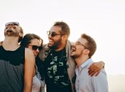 Семья или друзья: что делает человека счастливее