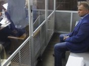 Суд возобновился: защита просит выпустить Гладковского из "клетки"