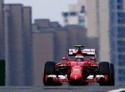 Болельщик выбежал на трассу во время Гран-при Китая (Видео)