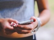 Facebook тестирует темную тему в своем основном приложении для Android и iOS