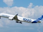 Самолет в небе над Украиной