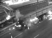 Несся целенаправленно через ограждения: видео момента жуткой аварии на Окружной в Киеве