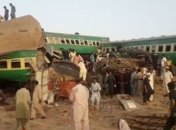 В Пакистане столкнулись поезда: власти объявили уже о 36 погибших, но под обломками есть еще люди