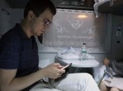 Министр инфраструктуры поехал в командировку в плацкарте: фотофакт