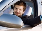 В каком возрасте украинцы получают права и какое их первое авто?