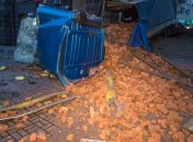 В центре Киева перевернулась фура с кирпичами