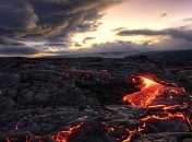 В кратере действующего вулкана появилось смертоносное озеро: впечатляющие фото и видео