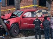 В США автомобиль въехал в толпу людей, 10 человек травмированы