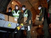 В Украину прилетел самолет с 250 тысячами экспресс-тестов на коронавирус (Фото)