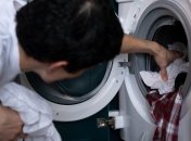 Если белье пролежало в стиральной машине несколько часов, придется еще раз запустить цикл стирки