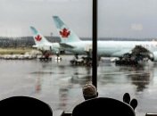 В аэропорту Канады пассажирский самолет выкатился за взлетную полосу