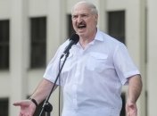 "Других выборов не будет": Лукашенко на вертолете прилетел на завод, куда идут колонны протестующих (фото, видео)