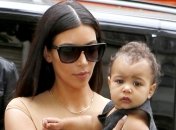Ким Кардашьян гуляет с дочкой по Парижу (ФОТО)
