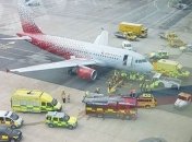 В Британии самолет компании переехал ногу сотрудника взлетной полосы 