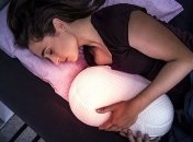 Создана подушка-робот Somnox, которая помогает быстро уснуть (Видео)