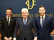 Омар Арфуш (ліворуч) разом із членом італійського парламенту Роберто Баньяско (Forsa Italia) та директором Інституту Мілтона Фрідмана Алессандро Бертольді в італійському парламенті в Римі