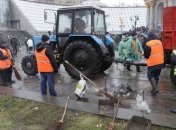 Коммунальщики демонтируют палатки на Майдане