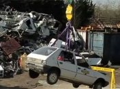 Физики объяснили трюк с книгами, поднимающими машину (Видео)