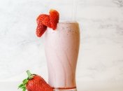 "Десерт как раз для жаркой погоды": Лиза Глинская поделилась рецептом молочного коктейля с клубникой