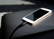 Вы подвергаетесь риску пожара во время зарядки на постели