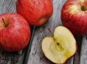 Врачи рассказали, чем опасны семена яблок