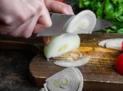 Як нарізати цибулю і не заплакати