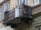 Во Львове на девушку упал балкон