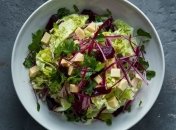 Такой салат отлично подойдет к любому гарниру (изображение создано с помощью ИИ).