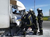 ДТП на Днепропетровщине: спасатели вытащили мужчину из грузовика (Видео)