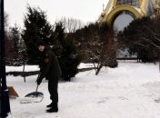 Нацгвадейцы убирали снег в парке Львова