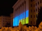 На зданиях ОП и Кабмина появились световые инсталляции в знак солидарности с крымскотатарским народом