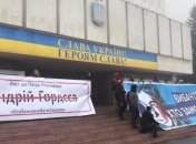 "Кто заказал Гандзюк?": активисты у входа в ЦИК ждали Порошенко