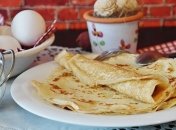 Что приготовить на Масленицу: рецепт идеальных блинов с тремя начинками за 10 минут (видео)