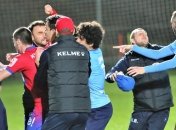 Футболист российского клуба спровоцировал массовую драку в товарищеском матче (видео)