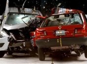 Краш-тест: Nissan Tsuru и Nissan Versa столкнули "лоб в лоб" (Видео)