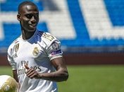 Реал представил Менди на Сантьяго Бернабеу (Видео)