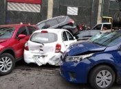 Автокран устроил масштабное ДТП в Киеве: Столкнулись около 20 авто