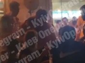 "АлкоГетто": очередная массовая драка произошла на Подоле в Киеве (видео) 