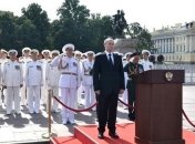 "Собирали второпях": внешний вид Путина на параде военно-морского флота позабавил сеть