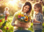 Маму поздравляют дети