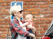 Скарлетт Йоханссон с малышкой Роуз на прогулке (фото)