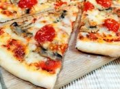 Вкус как в пиццерии: простой рецепт ароматной пиццы на тонком тесте
